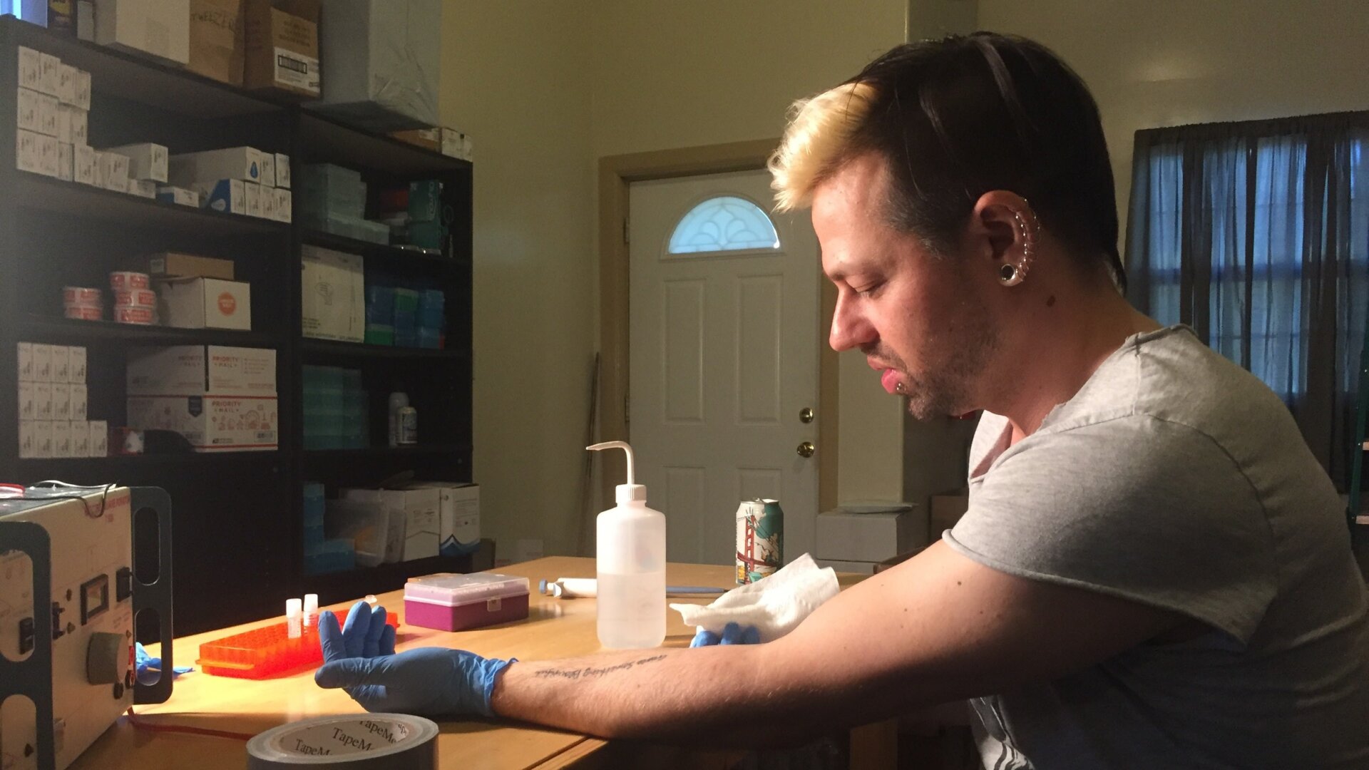 Biohacker Josiah Zayner in the midst of an experiment on himself. Image: Kristen V. Brown/Gizmodo