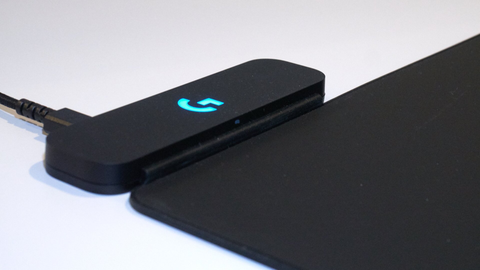 The PowerPlay mat has a wireless transceiver built in.