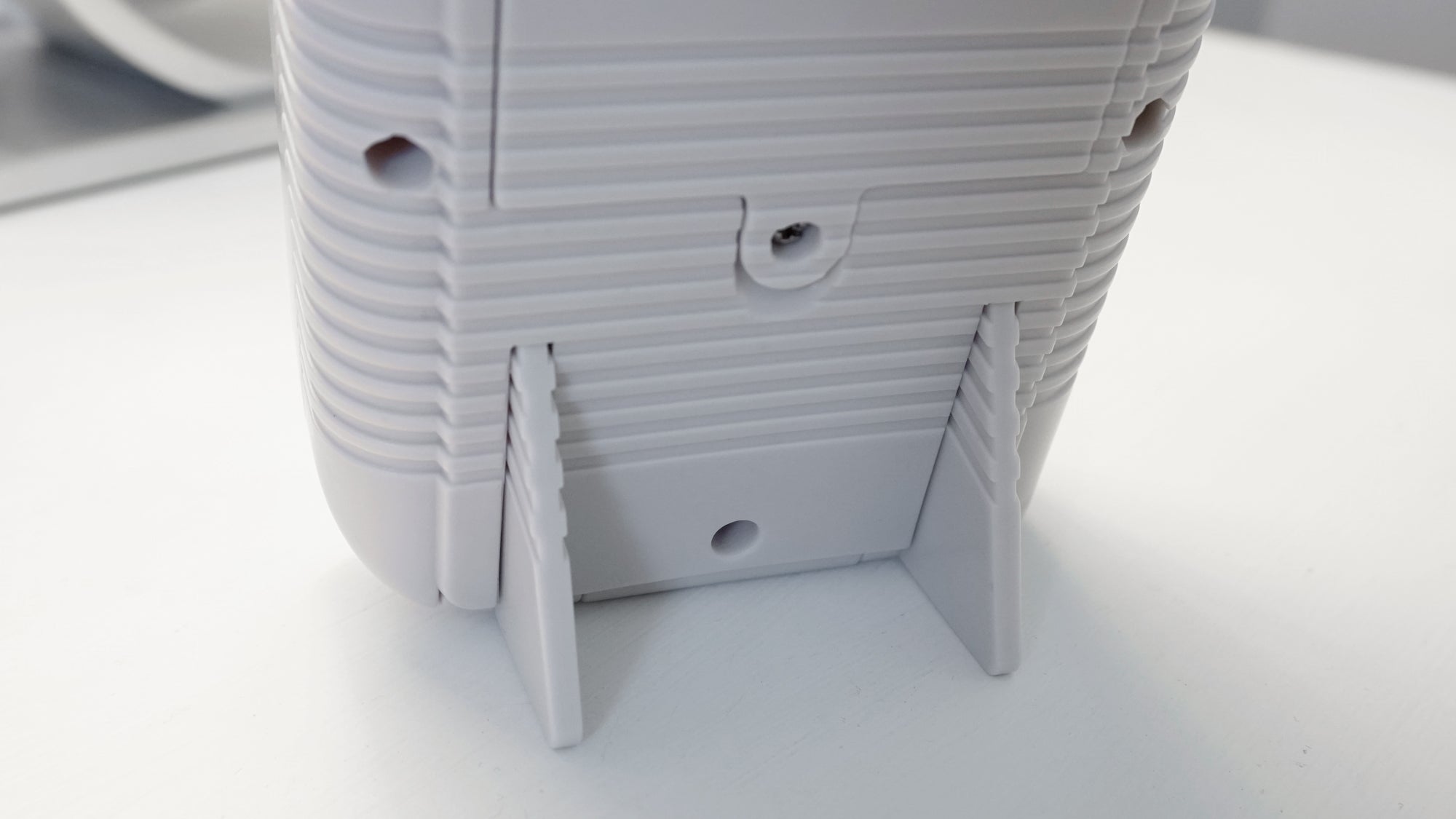 Removable legs keep the alarm clock propped up on its own.