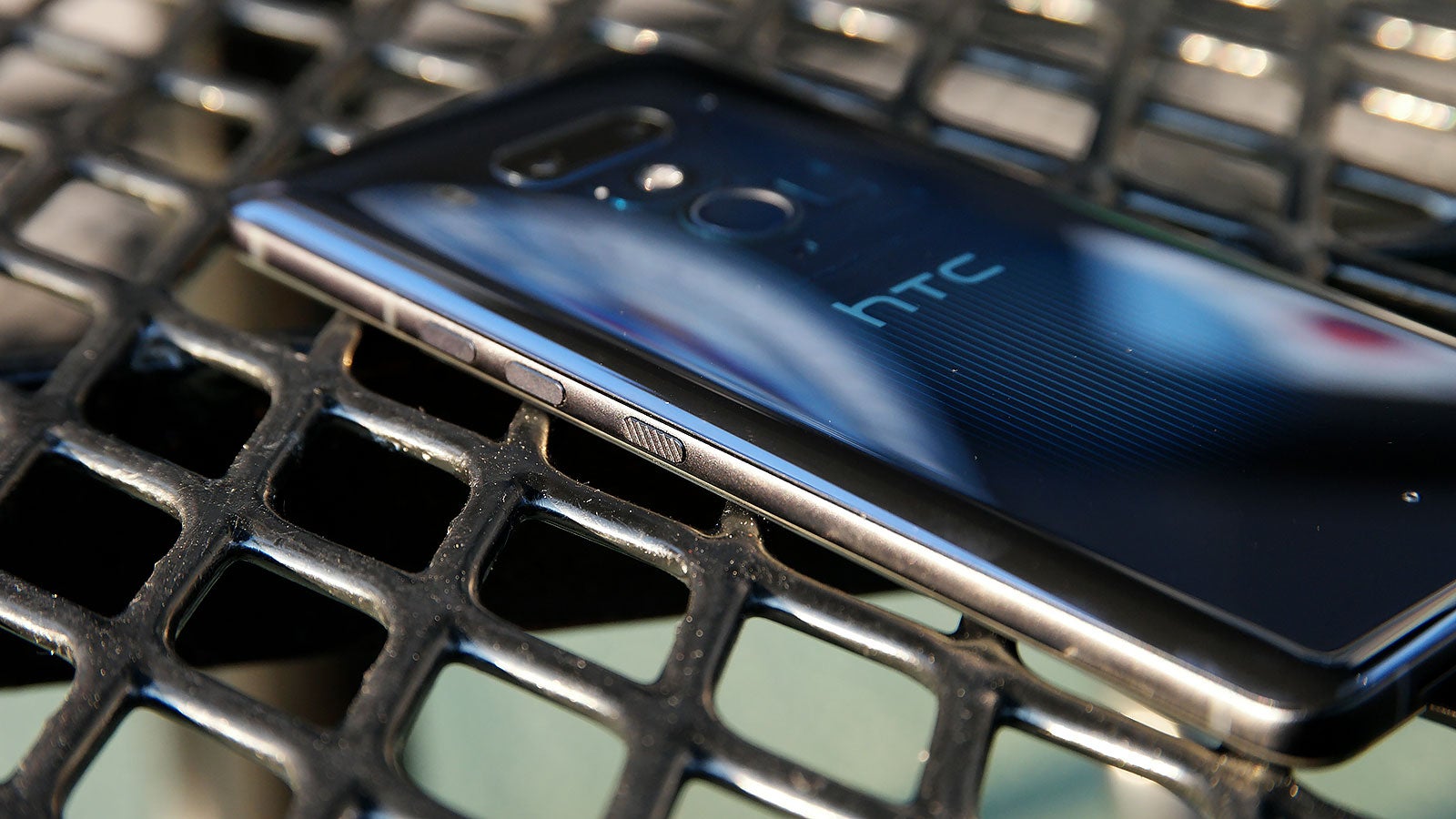 Those things on the side might looks like buttons, but they are really just pumped up touch-sensitive nubs, 