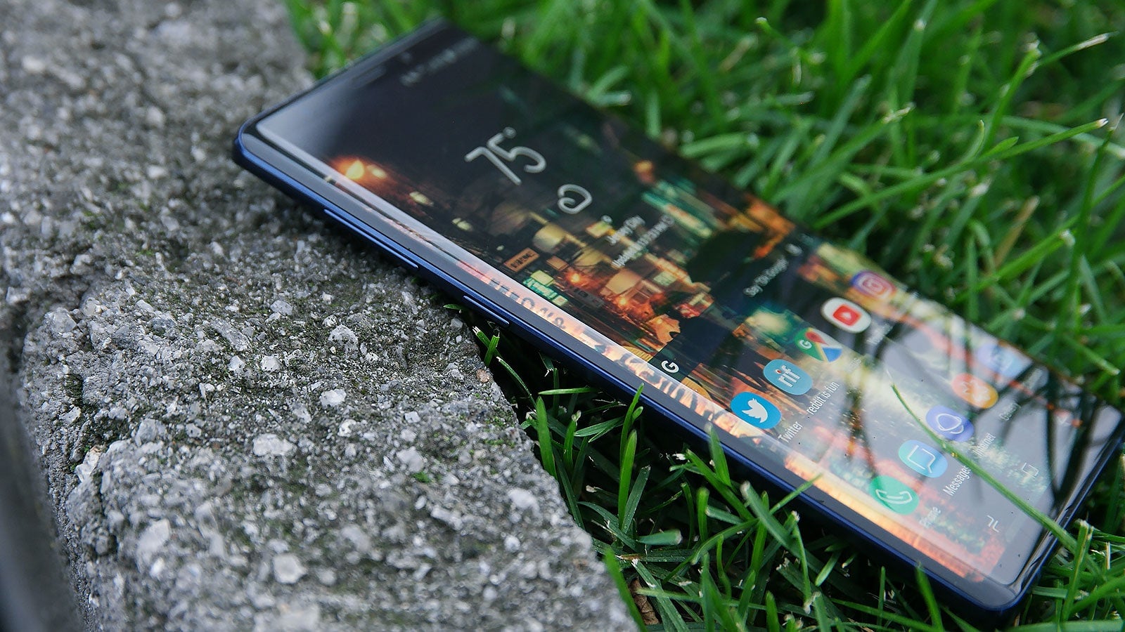 The Bixby button is still there, and like before, you can’t reprogram it.