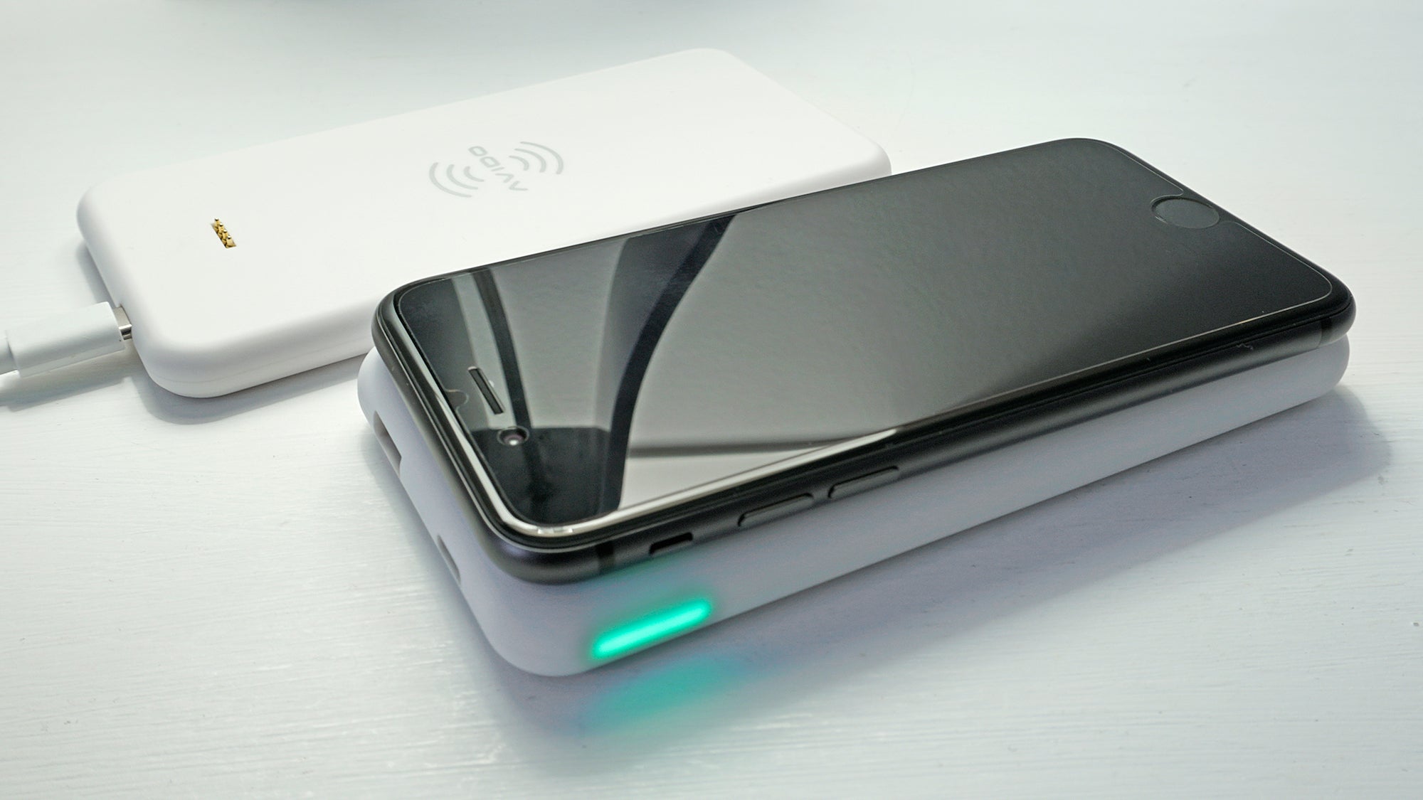 Just sidle your smartphone up to the WiBa battery, and it will start charging. Easy-peasy.