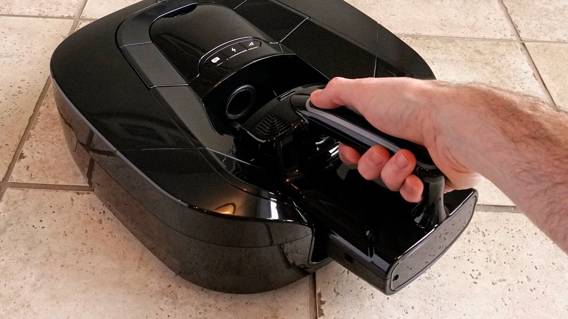 The removable hand vac sets the Coral One apart from its competitors.