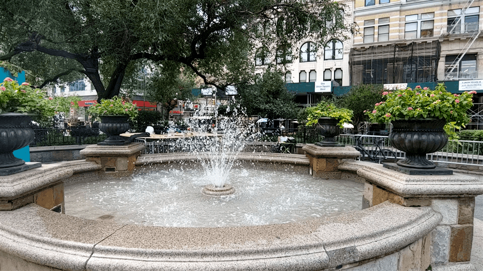  I didn’t notice the people walking in the background until it was too late, which ruins the effect a bit. And strangely, if you download Cine Shots from the phone, they are movie files not GIFs, so you may need to convert them yourself. 