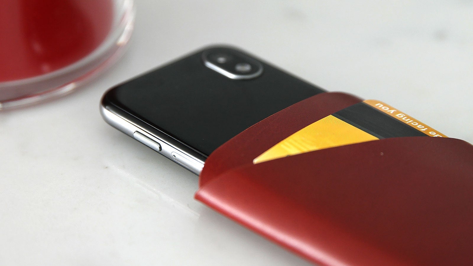 No matter how I tried, I couldn’t get that SIM tray open.