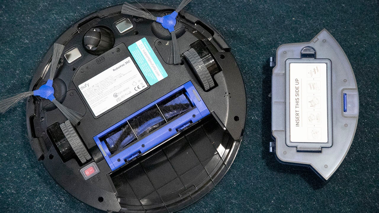 A look at the underside reviews pretty standard components, including a removable dustbin.