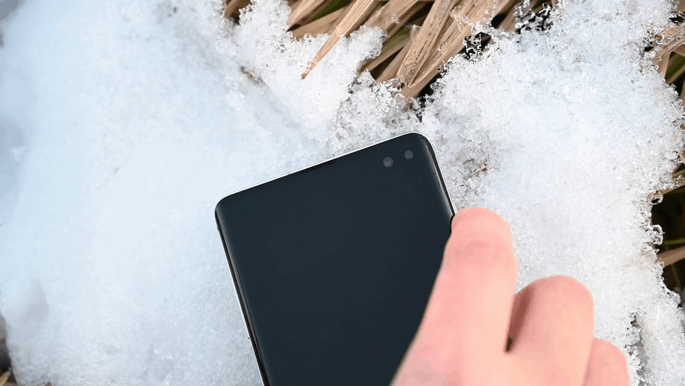 The animated outline around the punch-hole cam is a nice touch. 