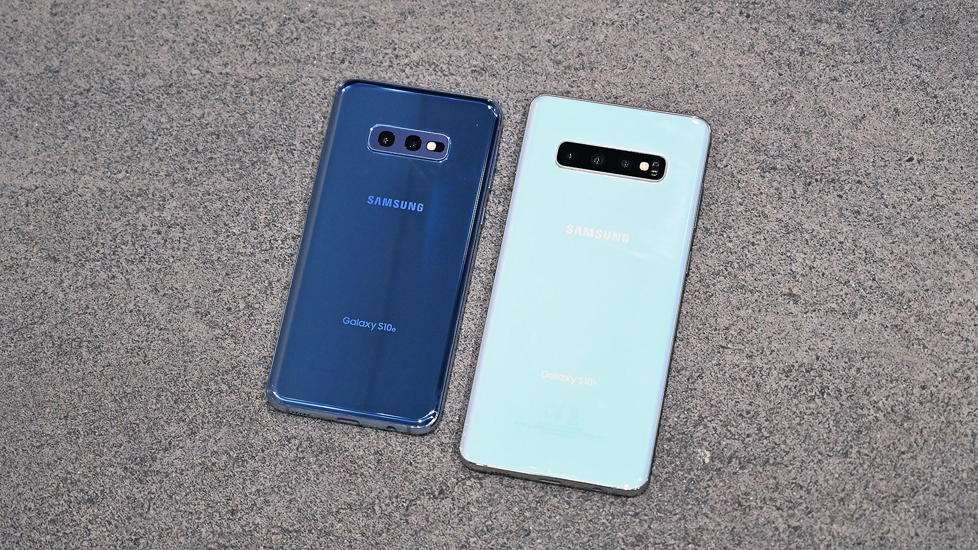 Here’s the S10e (left) next to an S10+.