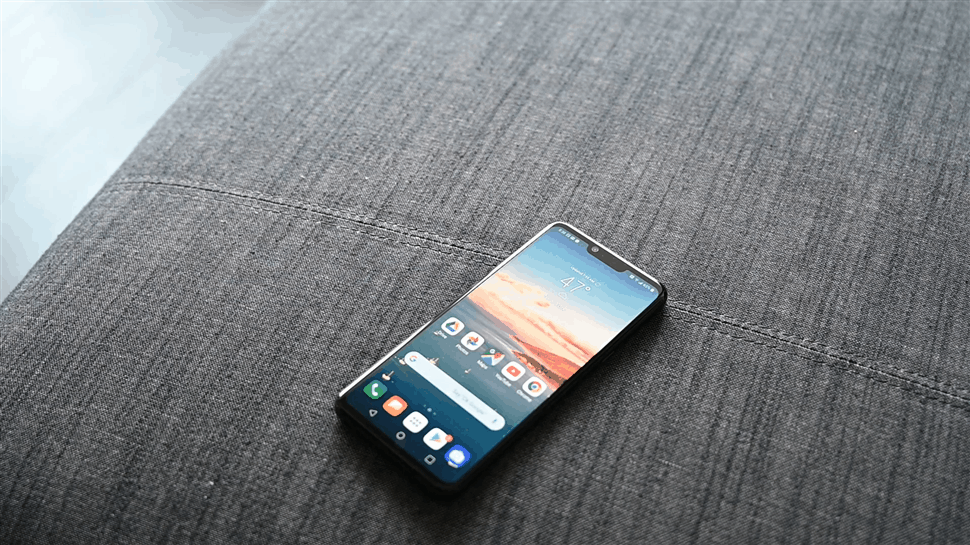 Here, I used Air Motion to take a screenshot and open Google Play Music. Annoyingly, because Air Motion and LG’s shortcut gestures don’t play nice with each other right now, I can’t open the app and start playing a song without touching the phone at least once. You can use Air Motion to open apps, or use it to control music playback, but not both at the same time.