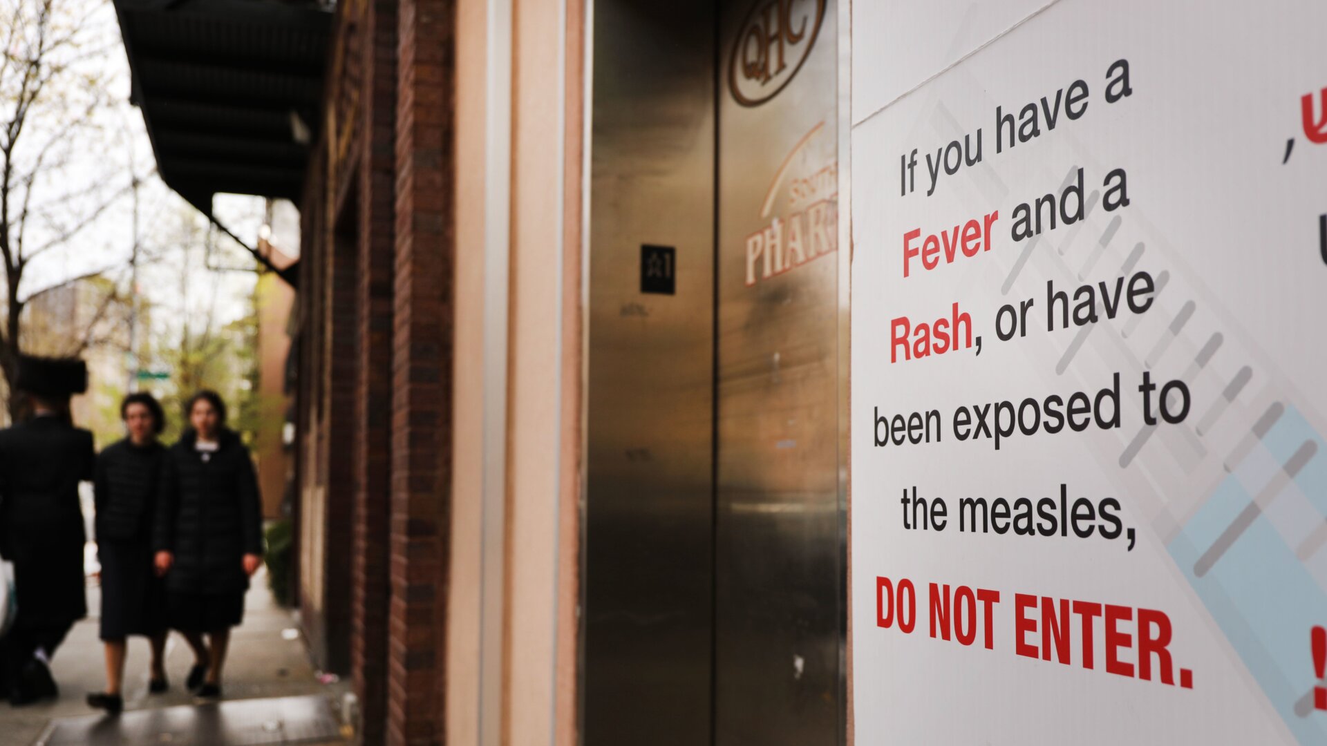 A sign in Williamsburg, Brooklyn, where an outbreak of measles has spread among the ultra-Orthodox Jewish community.