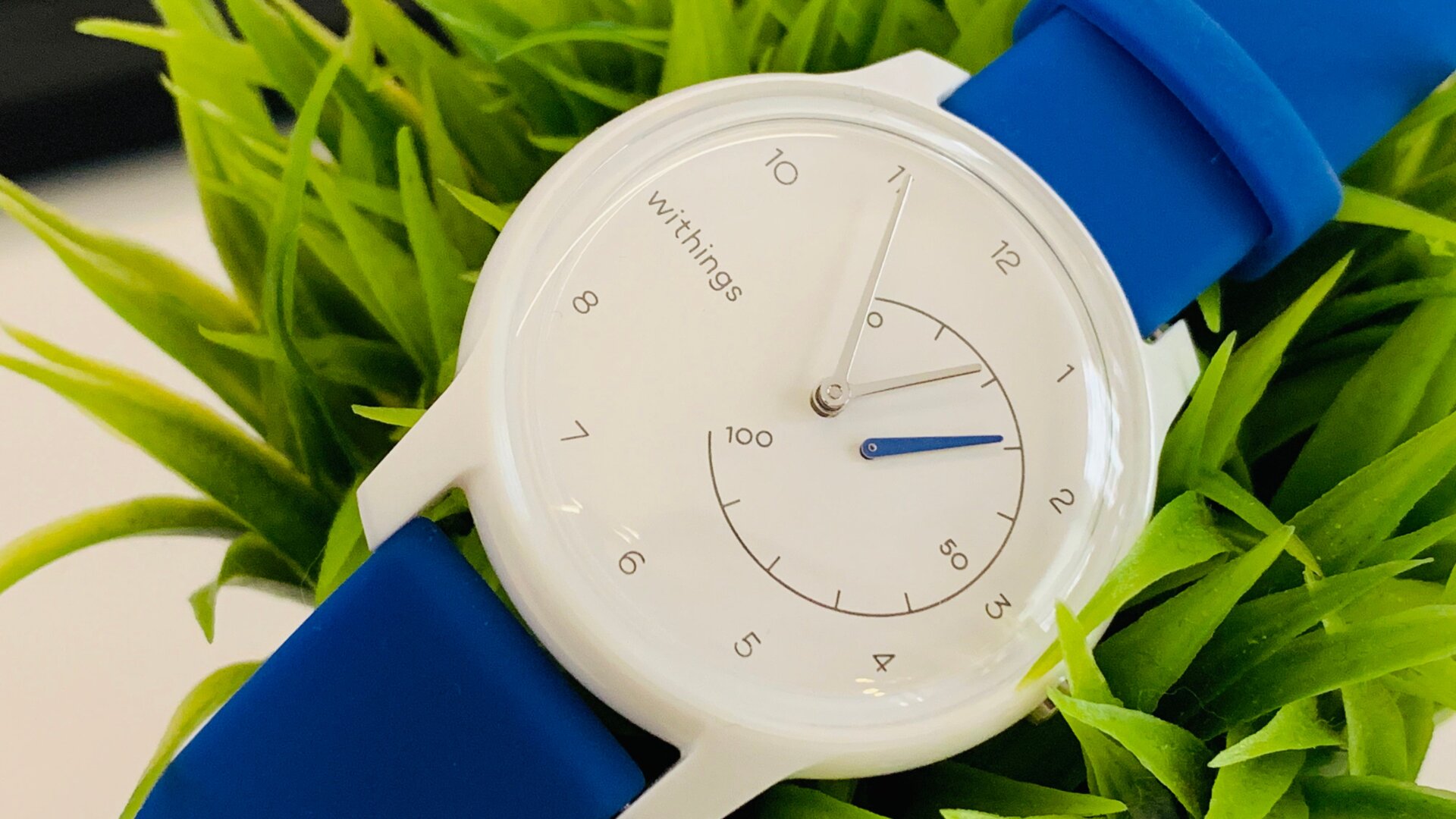 The only thing you can tell at a glance is what percentage of your daily step goal you’ve completed in the subdial.