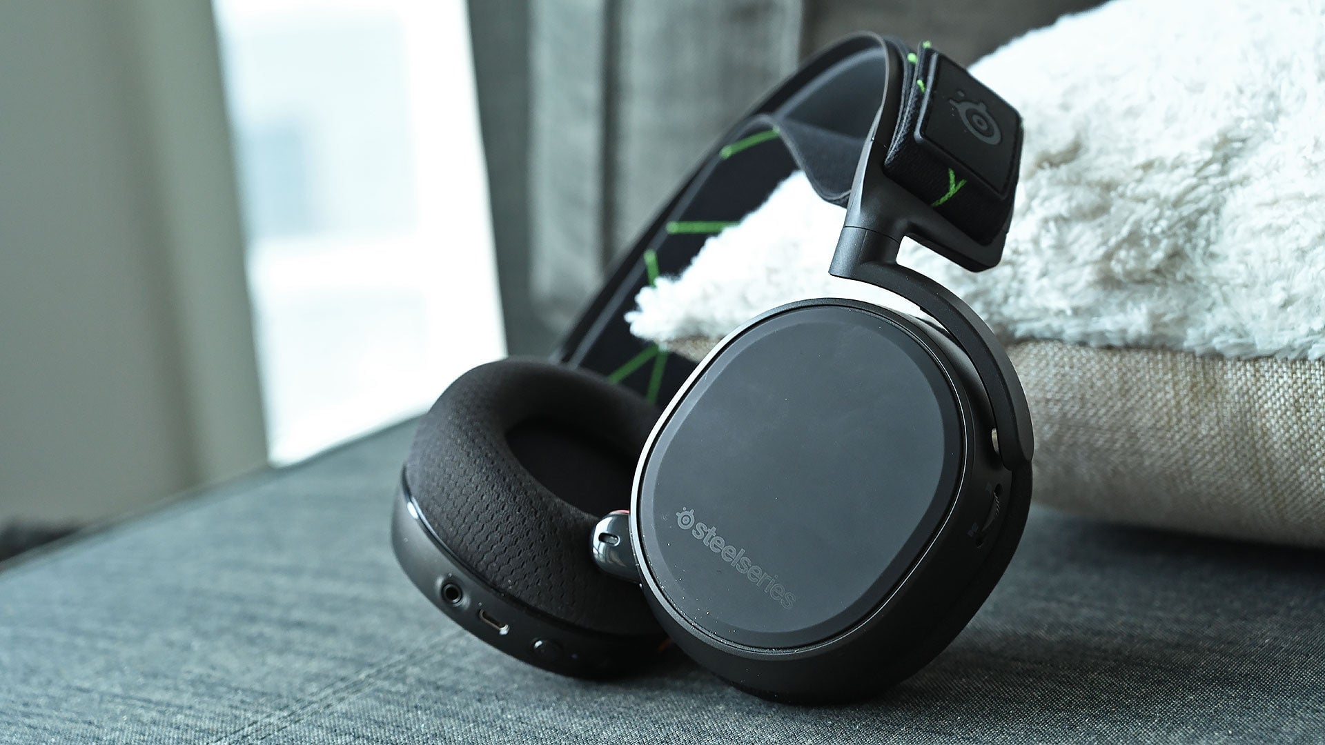 If you do receive a call on Bluetooth from your phone while gaming, to prevent any confusion, in-game voice chat gets disabled until the call is over. 