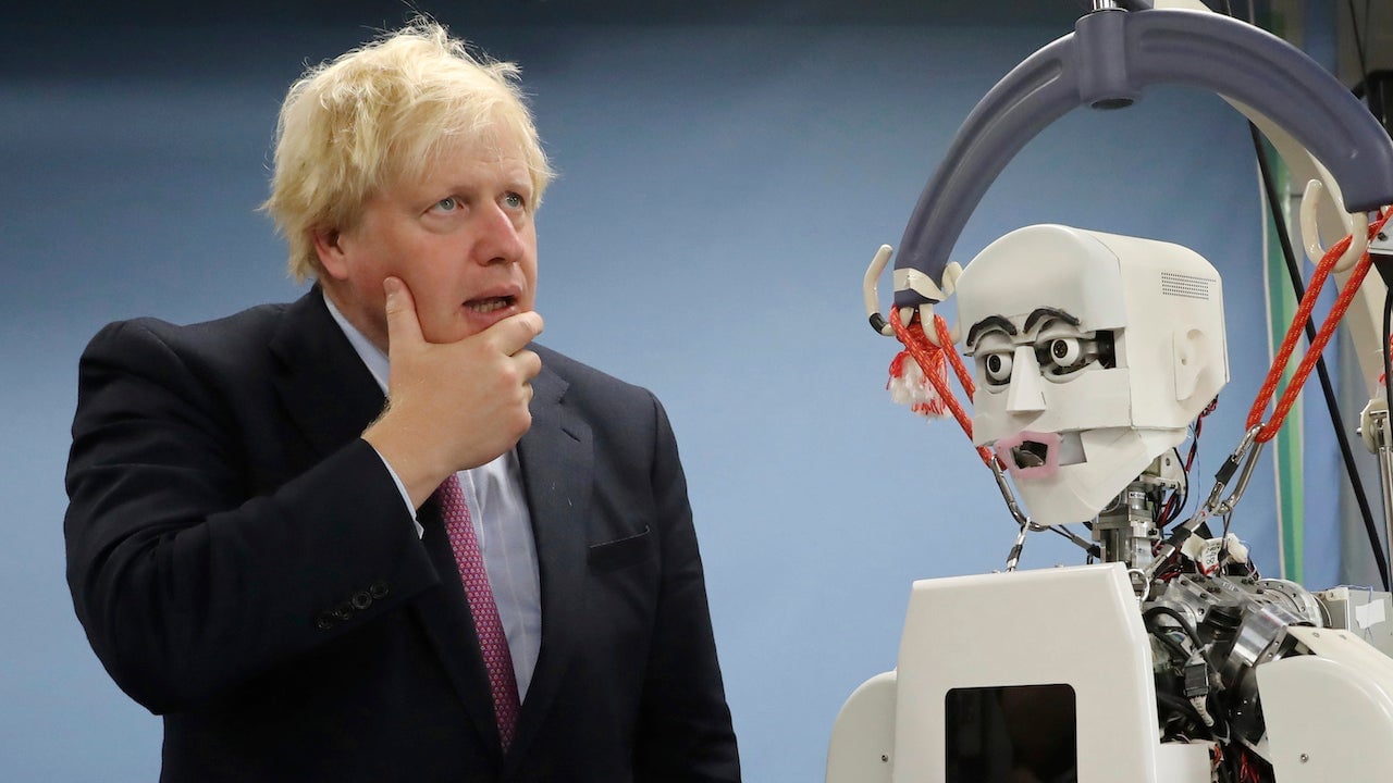 Boris Johnson in 2017 next to a robot for some fucking reason