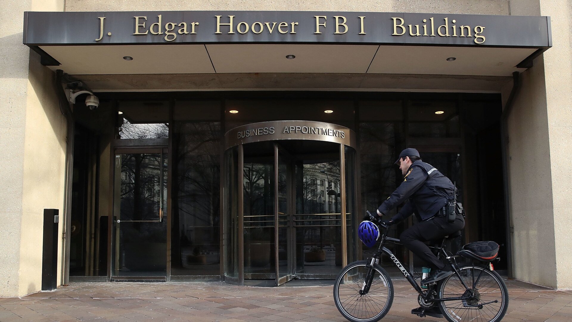 A law enforcement officer arrives at the J. Edgar Hoover FBI Building on January 28, 2019 in Washington, DC.