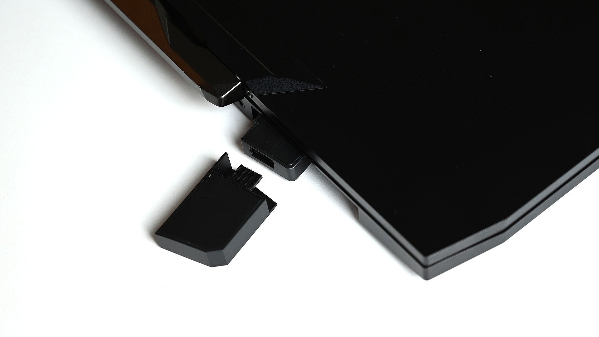 The dongle in the picture is just the placeholder that comes with the laptop because I didn’t have an Xbox One wireless adapter handy, and my PS4 dongle didn’t fit.