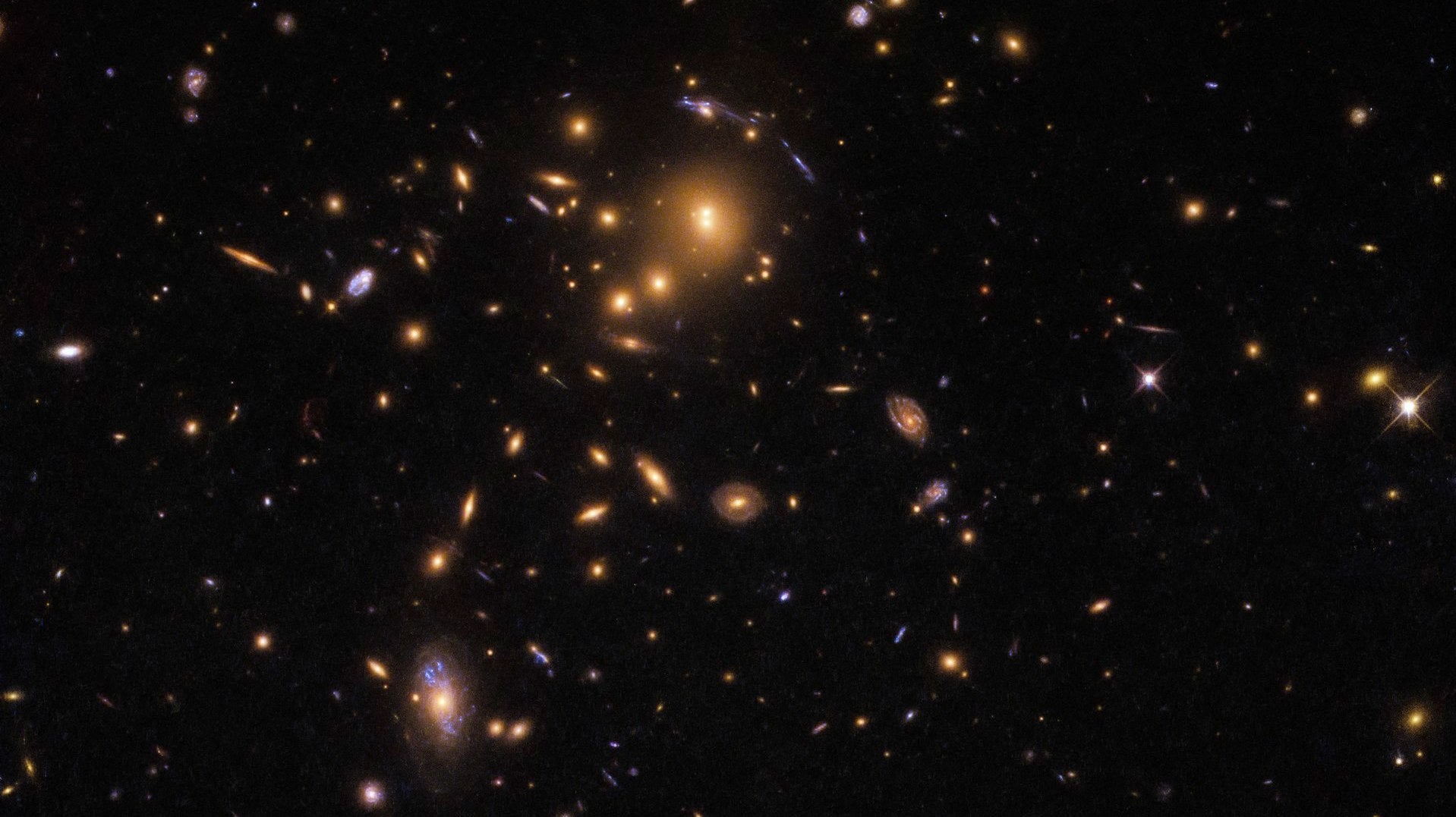 Gravitational lensing in the galaxy cluster SDSS J0915+3826