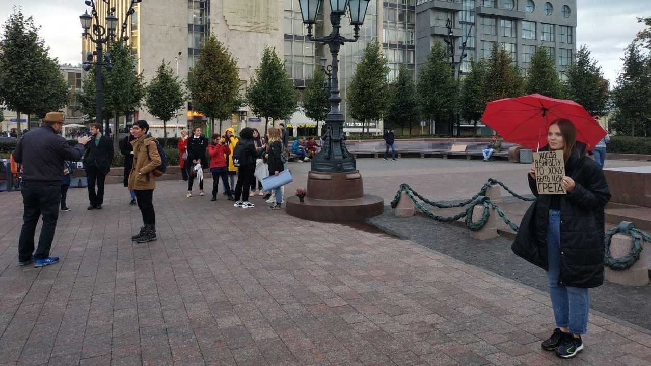 A protestor holds the sign “When I grow up, I want to be like Greta.” September 20, 2019 in Central Moscow.