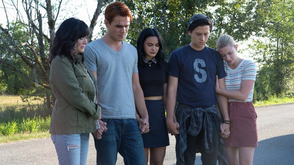 Shannen Doherty guest-stars as the woman Fred Andrews (Luke Perry) helped and saved on Riverdale.