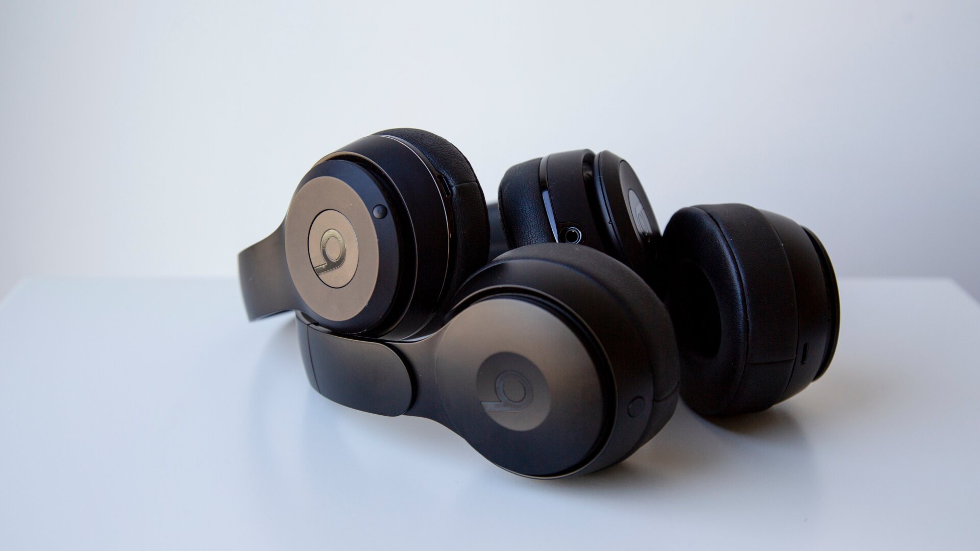 The light and flimsy Beats Solo3 Wireless (top) versus the strong and sturdy Beats Solo Pro (bottom)