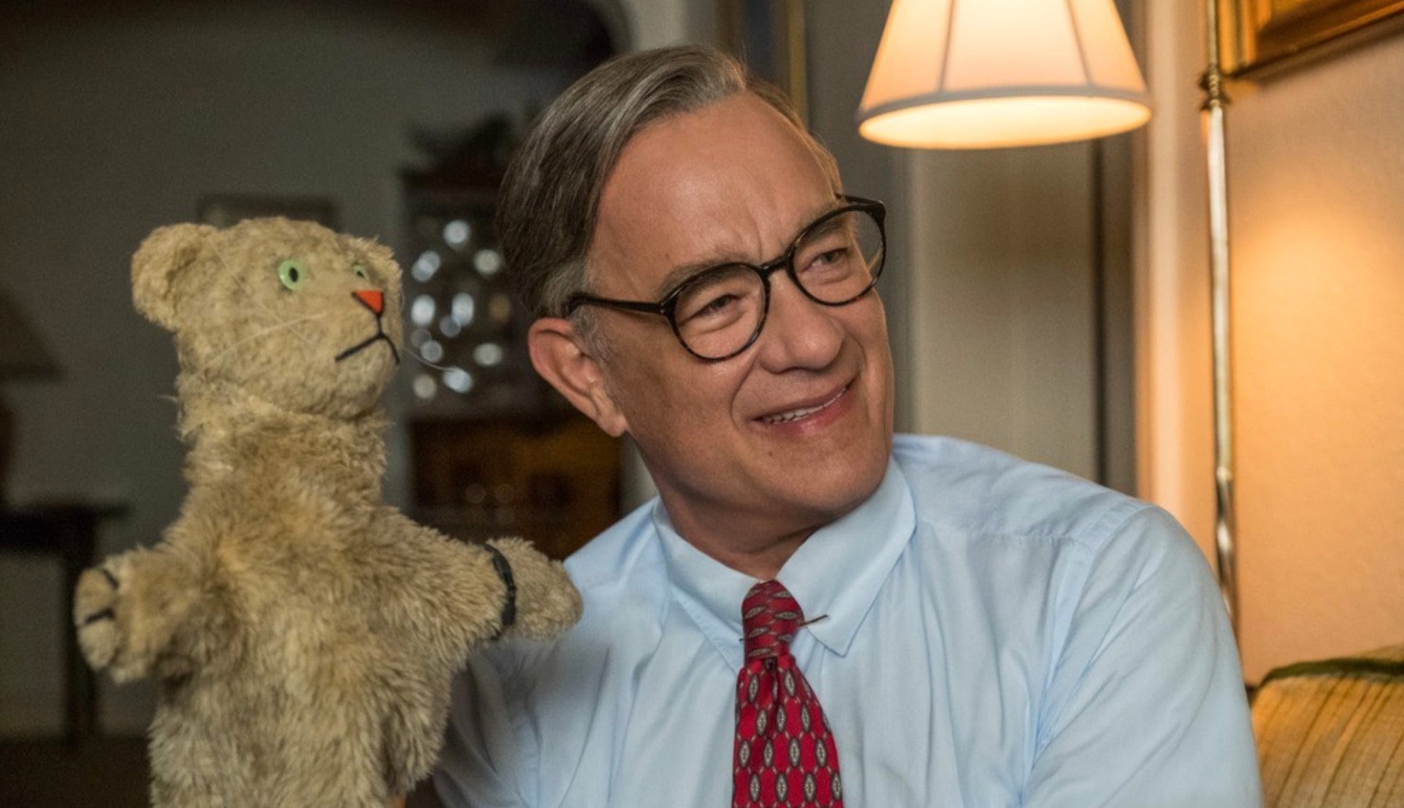A new trailer for the Tom Hanks Mr. Rogers movie is here.