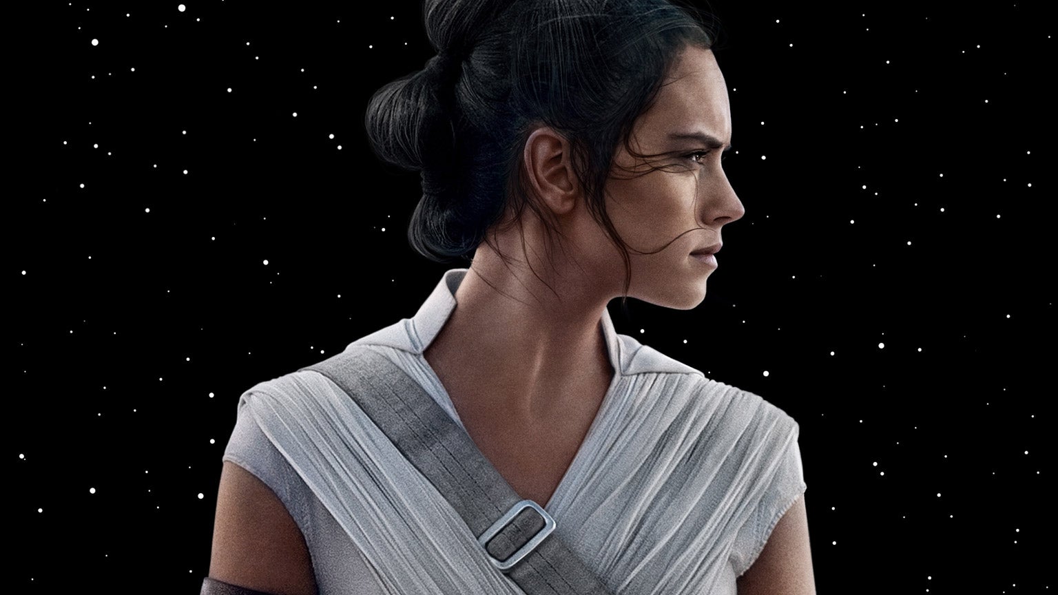 Rey in profile.