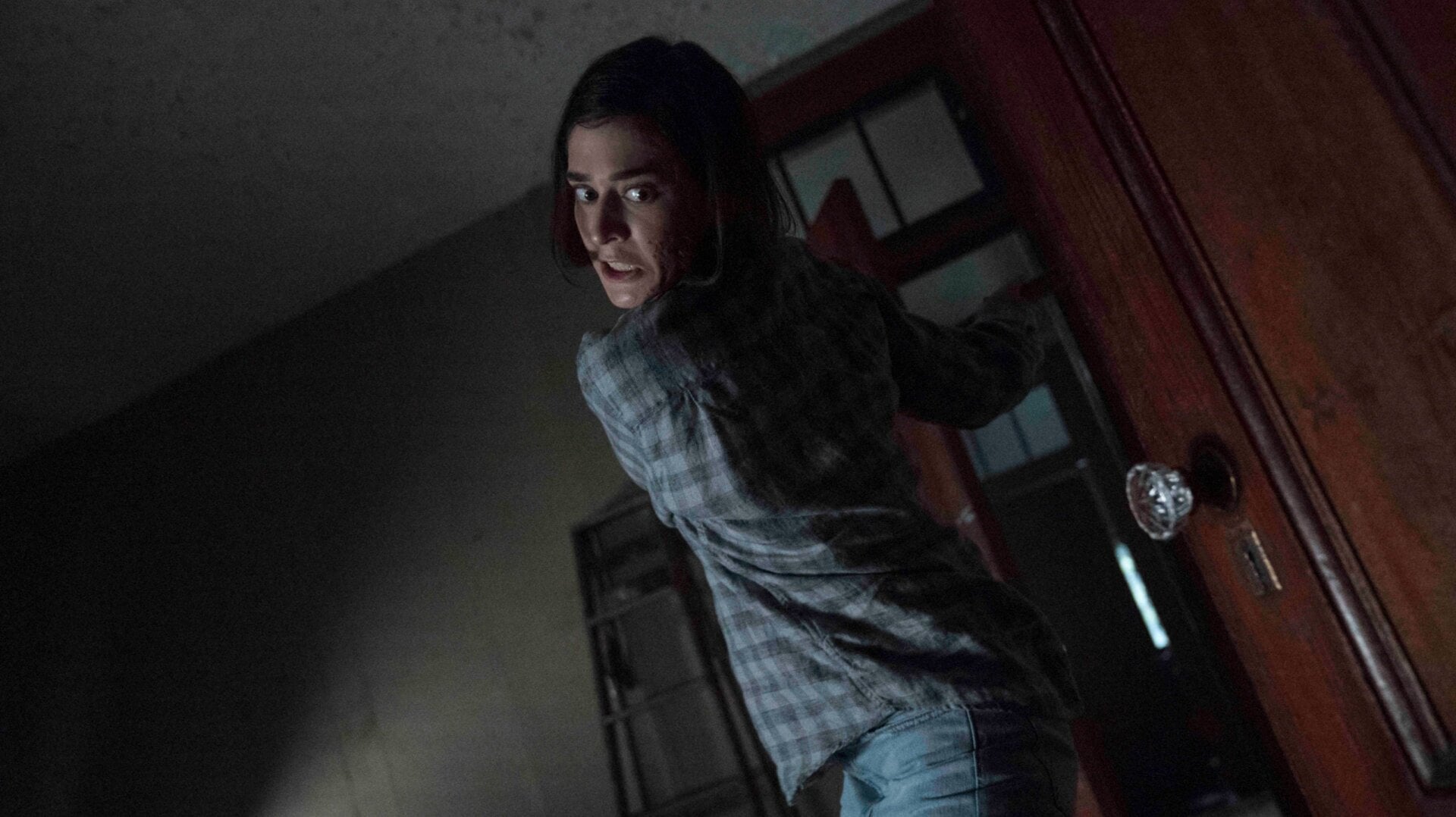 Annie Wilkes (Lizzy Caplan) takes aim.