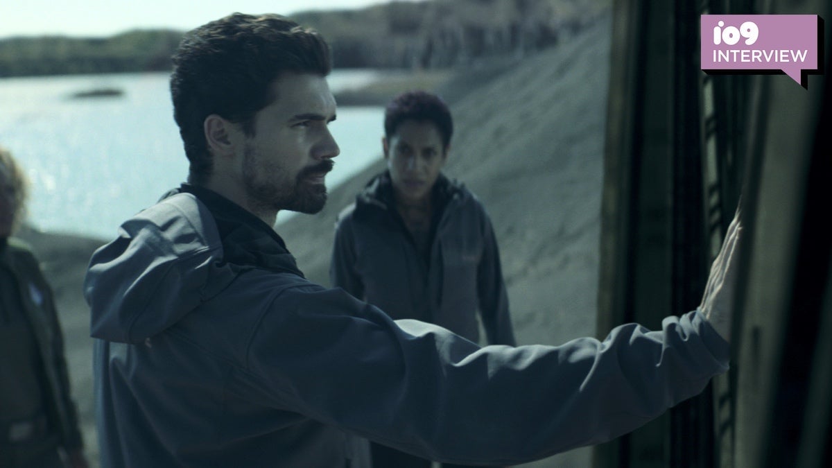 James Holden (Steven Strait) feels for a connection to the protomolecule, as Naomi (Dominique Tipper) struggles to understand.