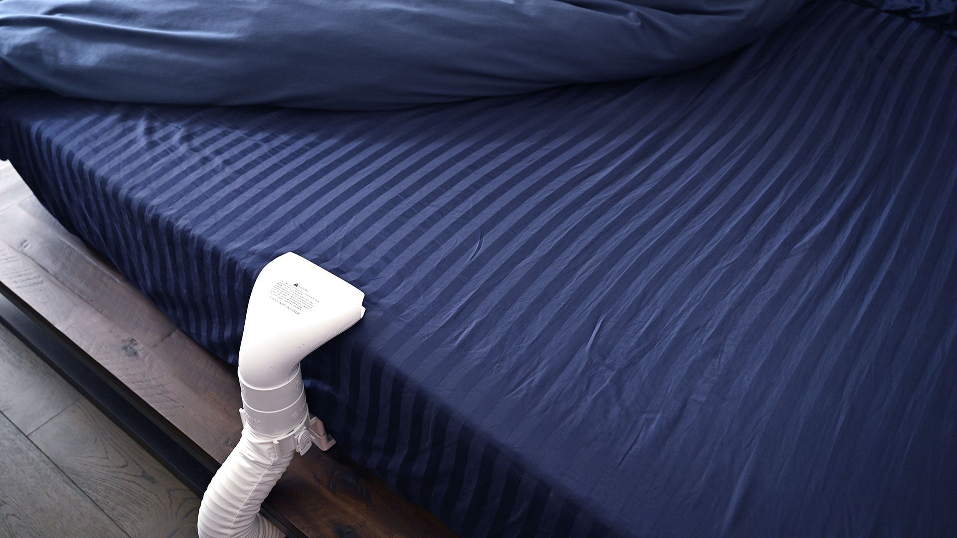 Putting the nozzle at the bottom of the bed is the ideal position if you want to share the breeze. 