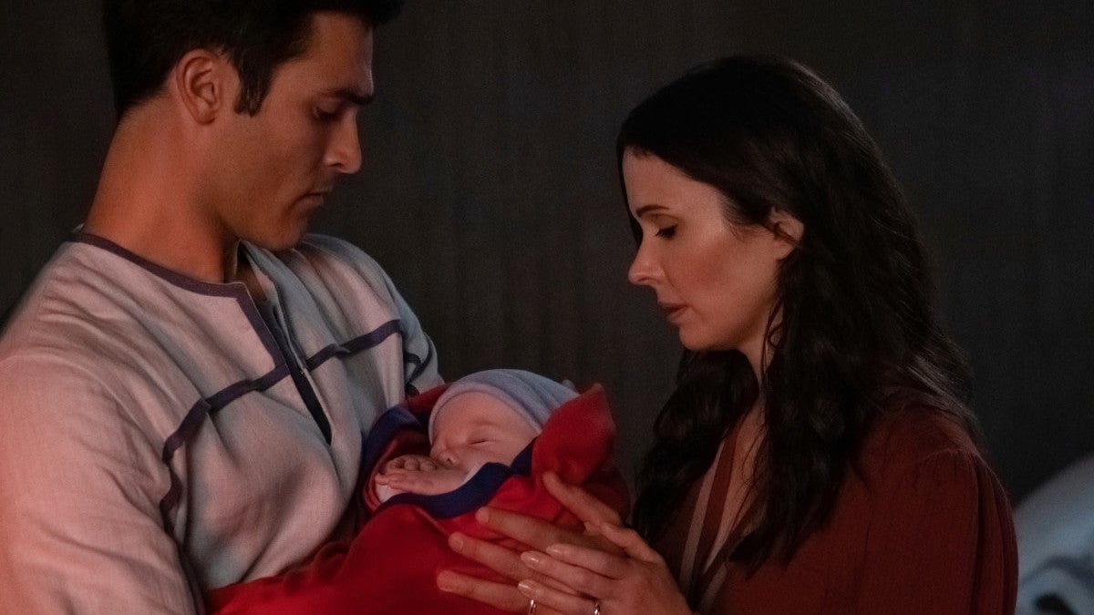 Superman (Tyler Hoechlin) and Lois Lane (Elizabeth Tulloch) say goodbye to their baby in the first Crisis on Infinite Earths crossover episode.
