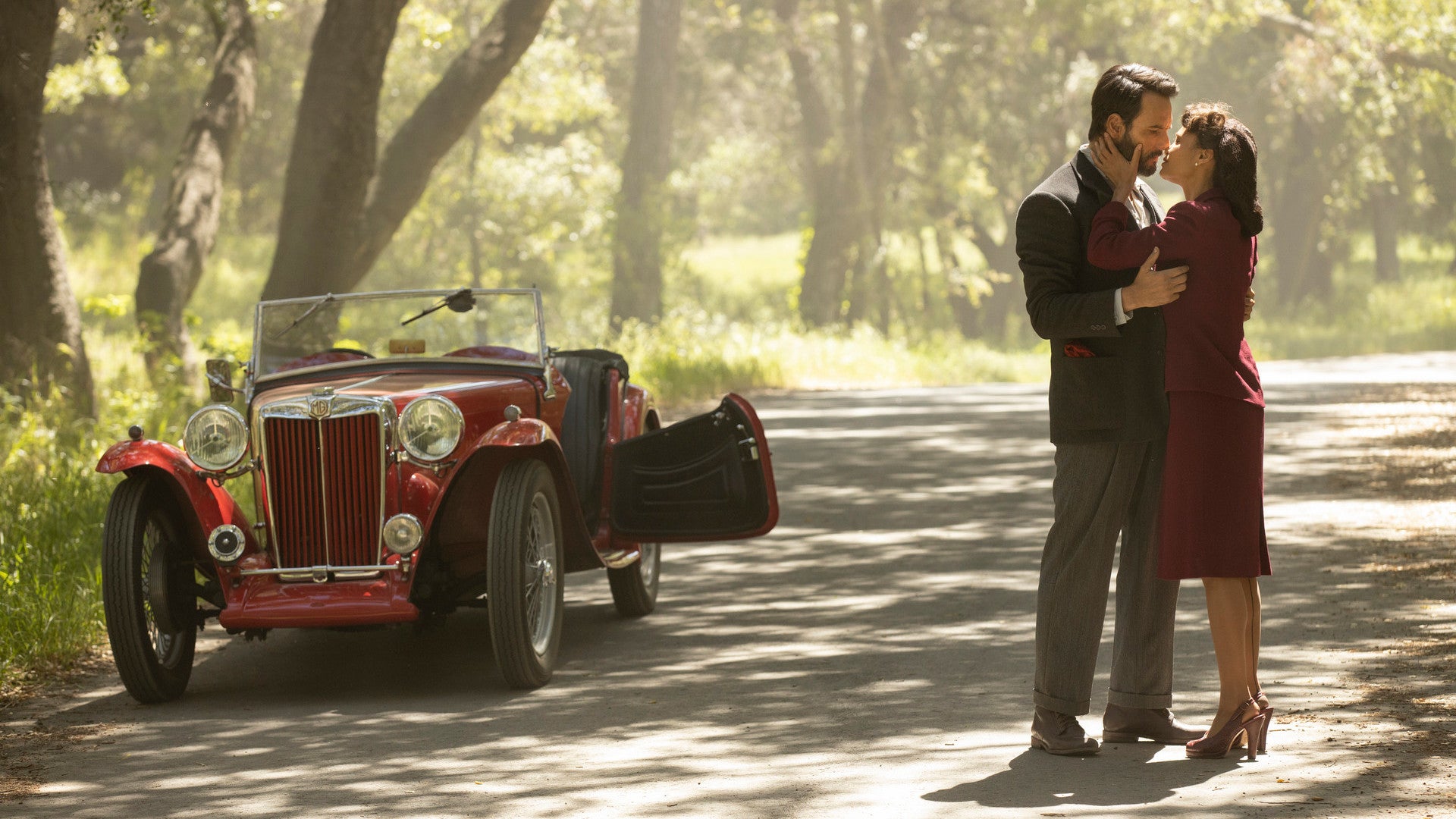 Hector (Rodrigo Santoro) and Maeve (Thandie Newton) say goodbye.