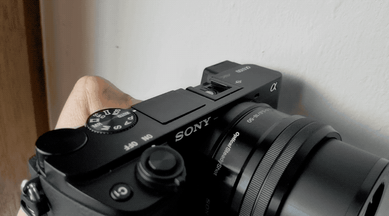 The retractable flash, recorded in slow motion.