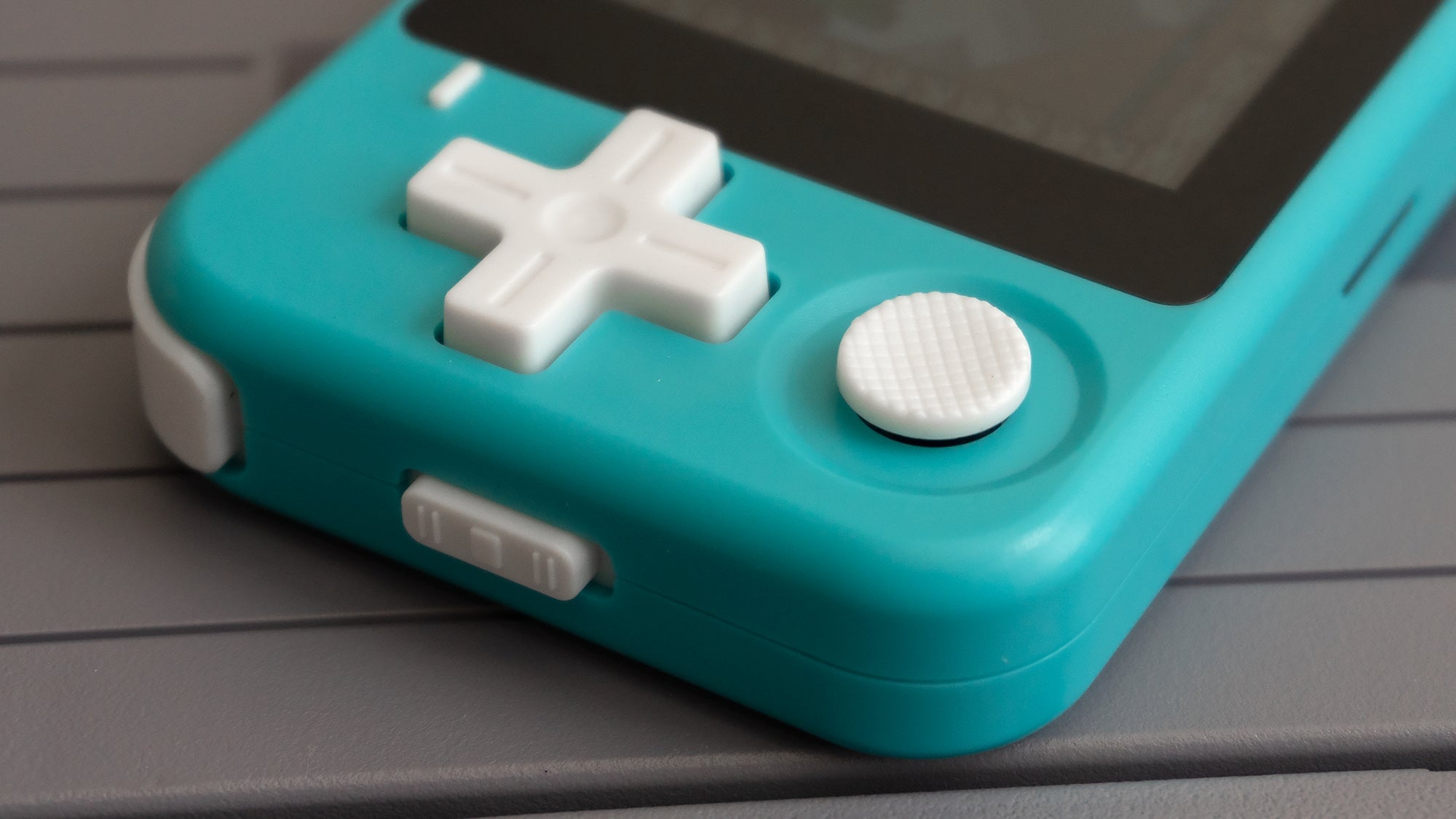 The Q90's analog joystick is better than the one found on the New Pocket Go, but not by much. It’s still a little too stiff to comfortably use, and the smooth plastic makes it easy for your thumb to slip off.