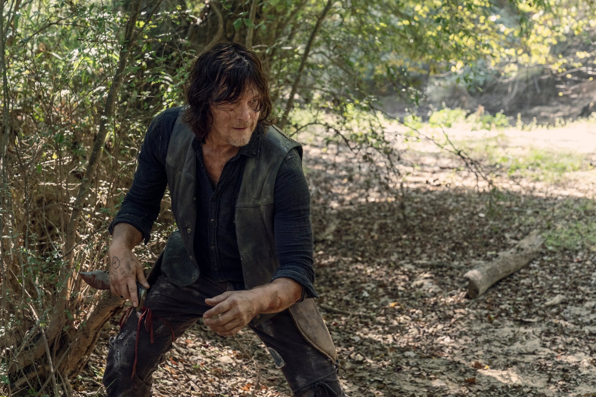 Daryl (Norman Reedus) keeps it loose.