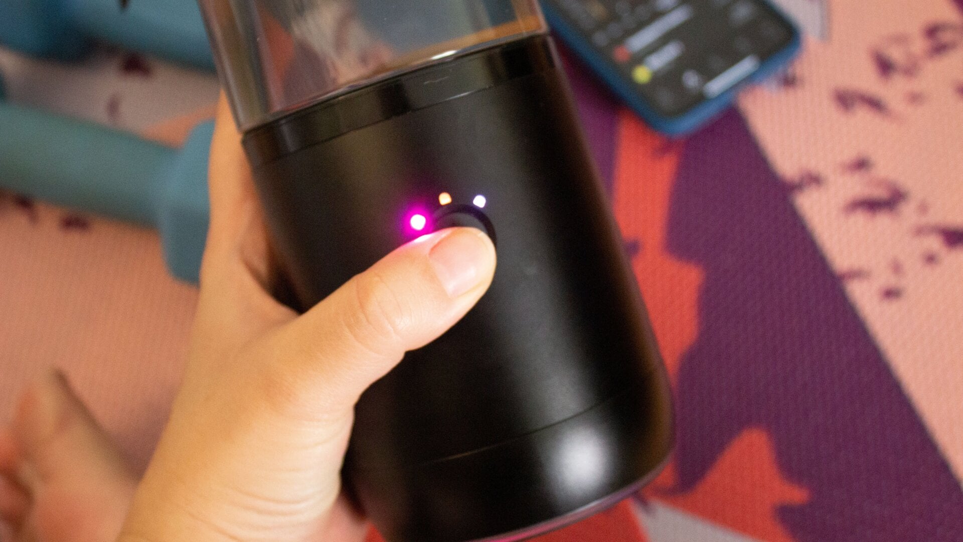 To dispense flavor, you just have to press the front button. You can also do it via the app. 