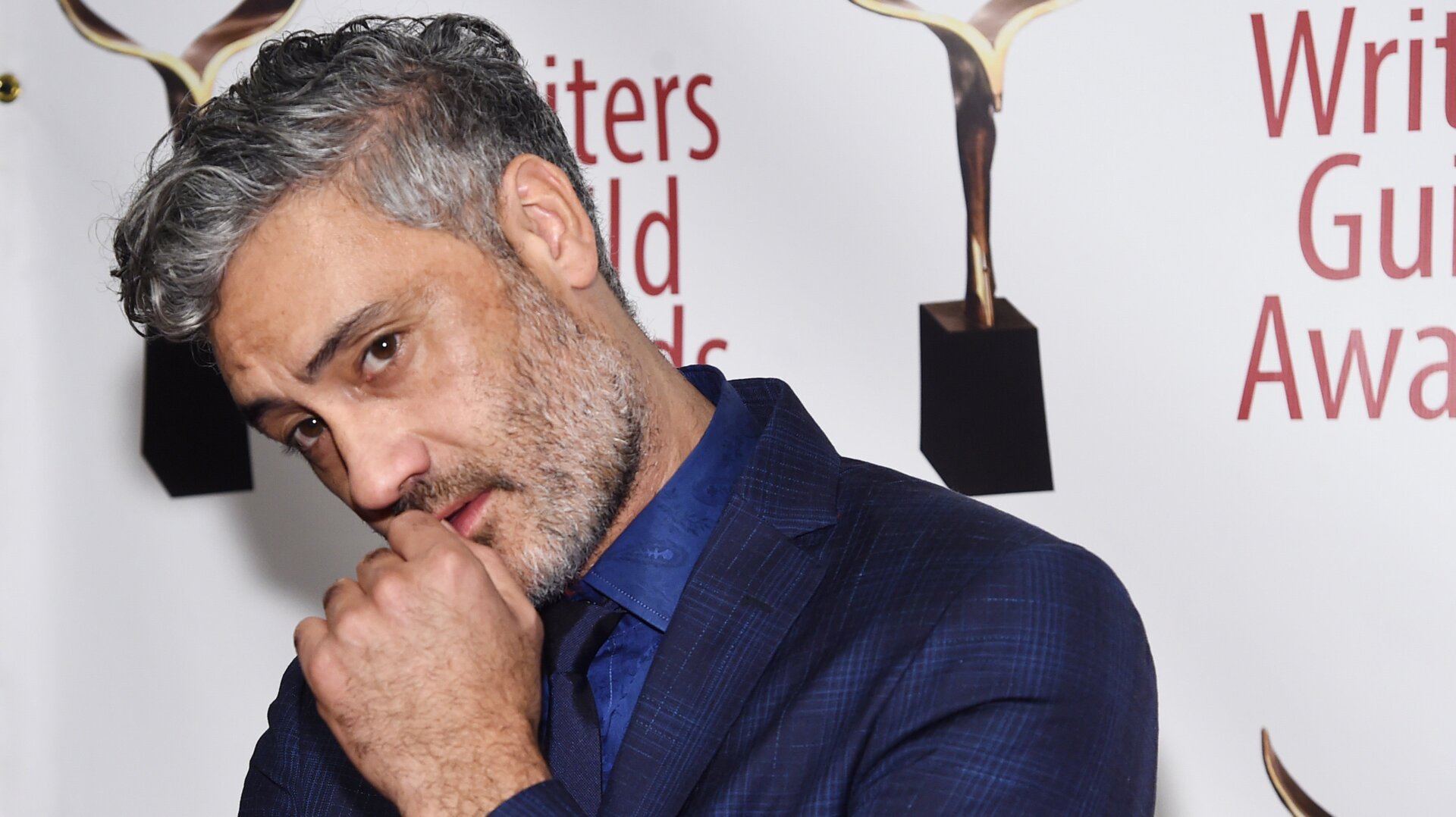 Taika Waititi makes *face* at the 2020 Writers Guild Awards.