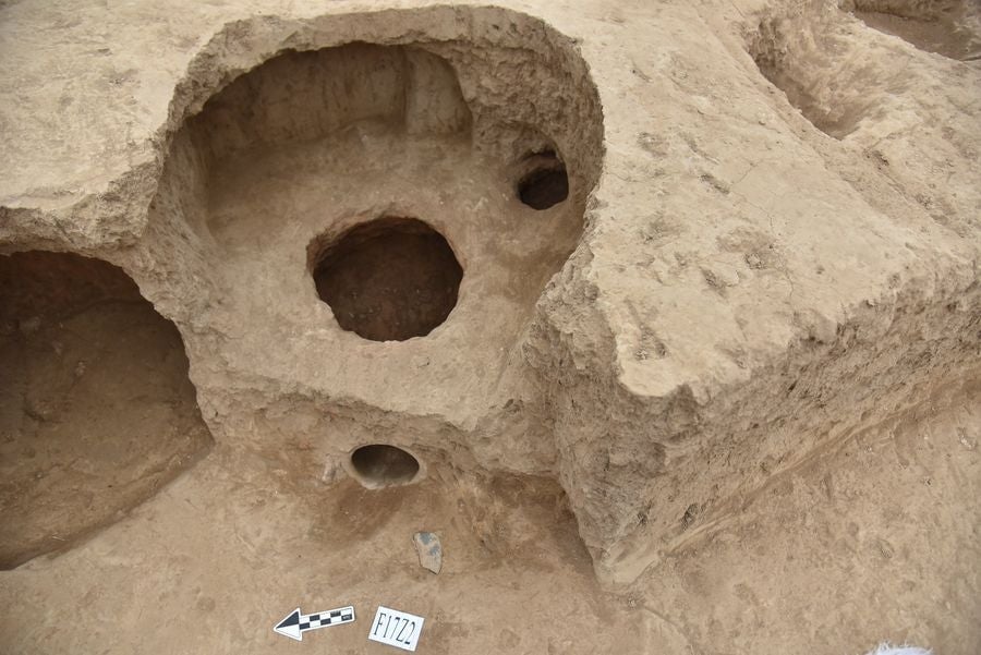 An ancient stove unearthed at the Chaizhuang site.