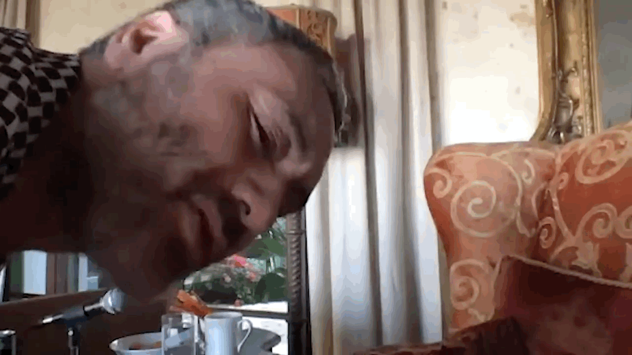 Taika Waititi takes a moment to “direct” his actors.