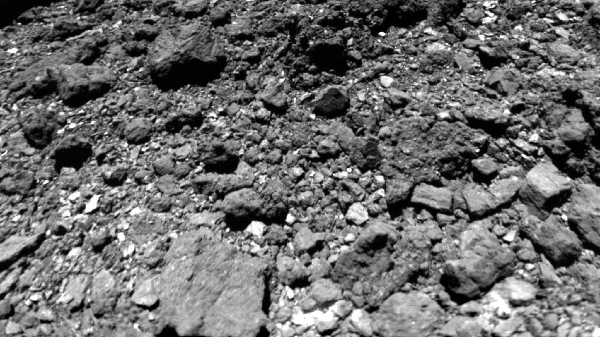 An exquisite close-up view of Ryugu’s surface.