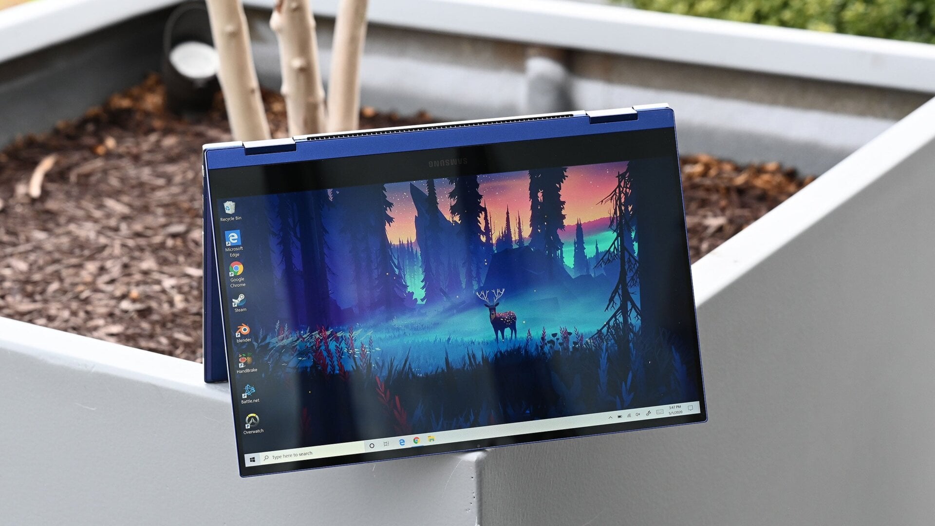 One thing I wish Samsung would improve is the size of the Galaxy Book Flex’s bottom (or top in this pic) bezel, as its significantly bigger than what you’d get on an XPS 13. 