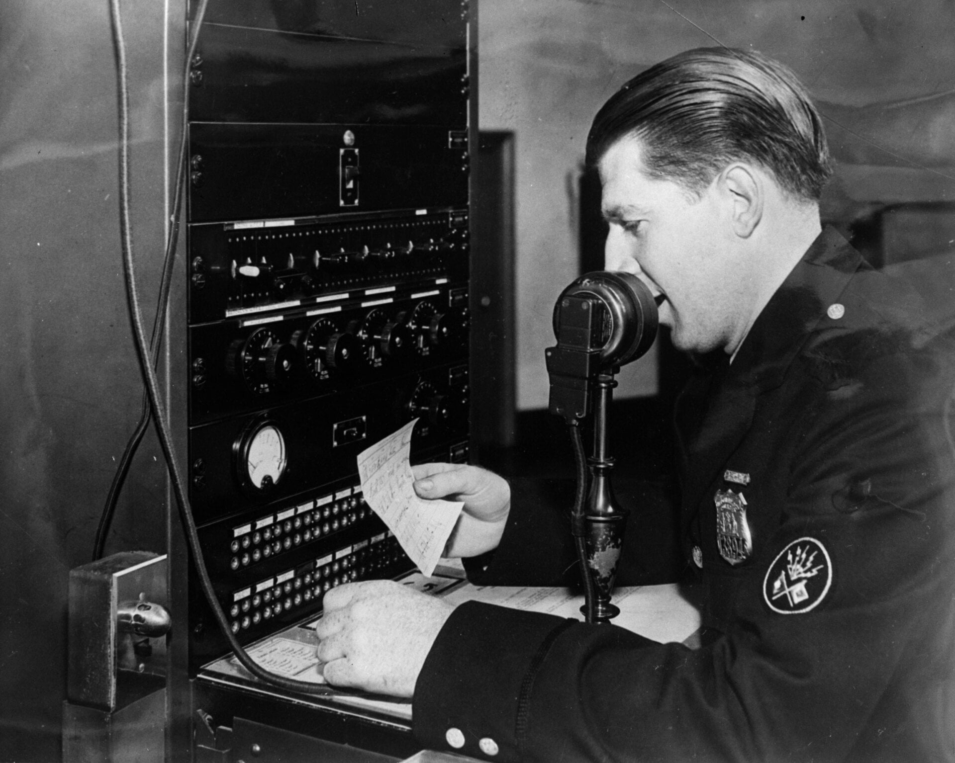 circa 1930: A member of the New York Metropolitan police using a radio-telephone link for communicating with the city’s police radio cars.