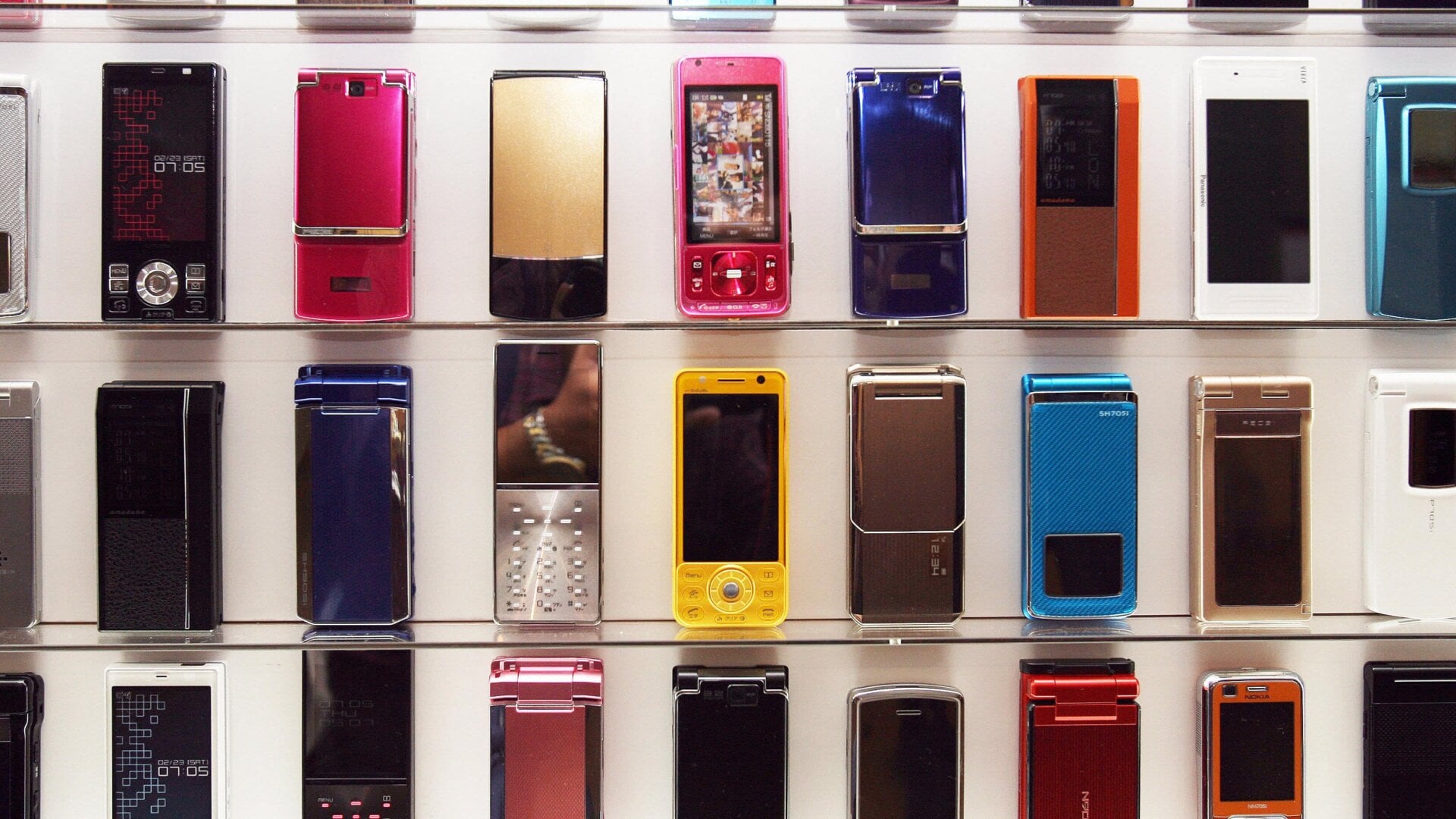 A lineup of NTT DoCoMo phones from 2007.