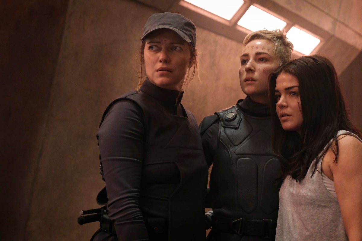 Diyoza is on the left, the blond is her daughter Hope that she and Octavia raised together on Skyring. Octavia no longer eats people or paints her face with their blood, and she and Diyoza are clearly in love even if (like the alien butthole) no one will acknowledge it.