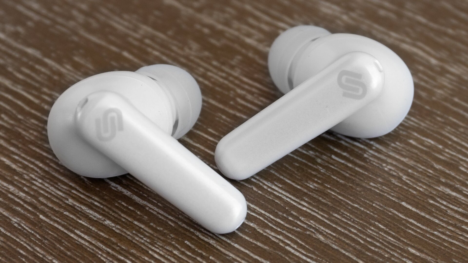 Tapping the Urbanista logo triggers shortcuts like volume control, Siri, and playback, and while it will take some time to memorize all of them, they work reliably without knocking the Londons out of your ears.