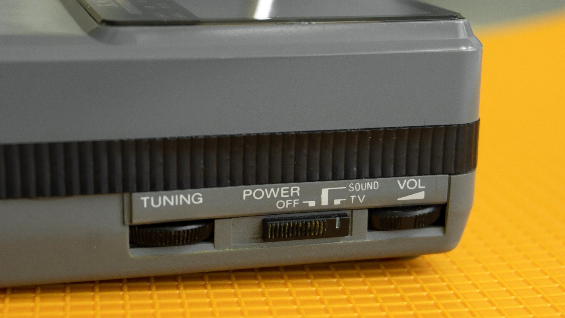 The Watchman’s basic controls included an analog tuner dial, a volume control, the ability to switch between the UHF and VHF bands, and a power switch that also let you just listen to TV broadcasts with the picture off.