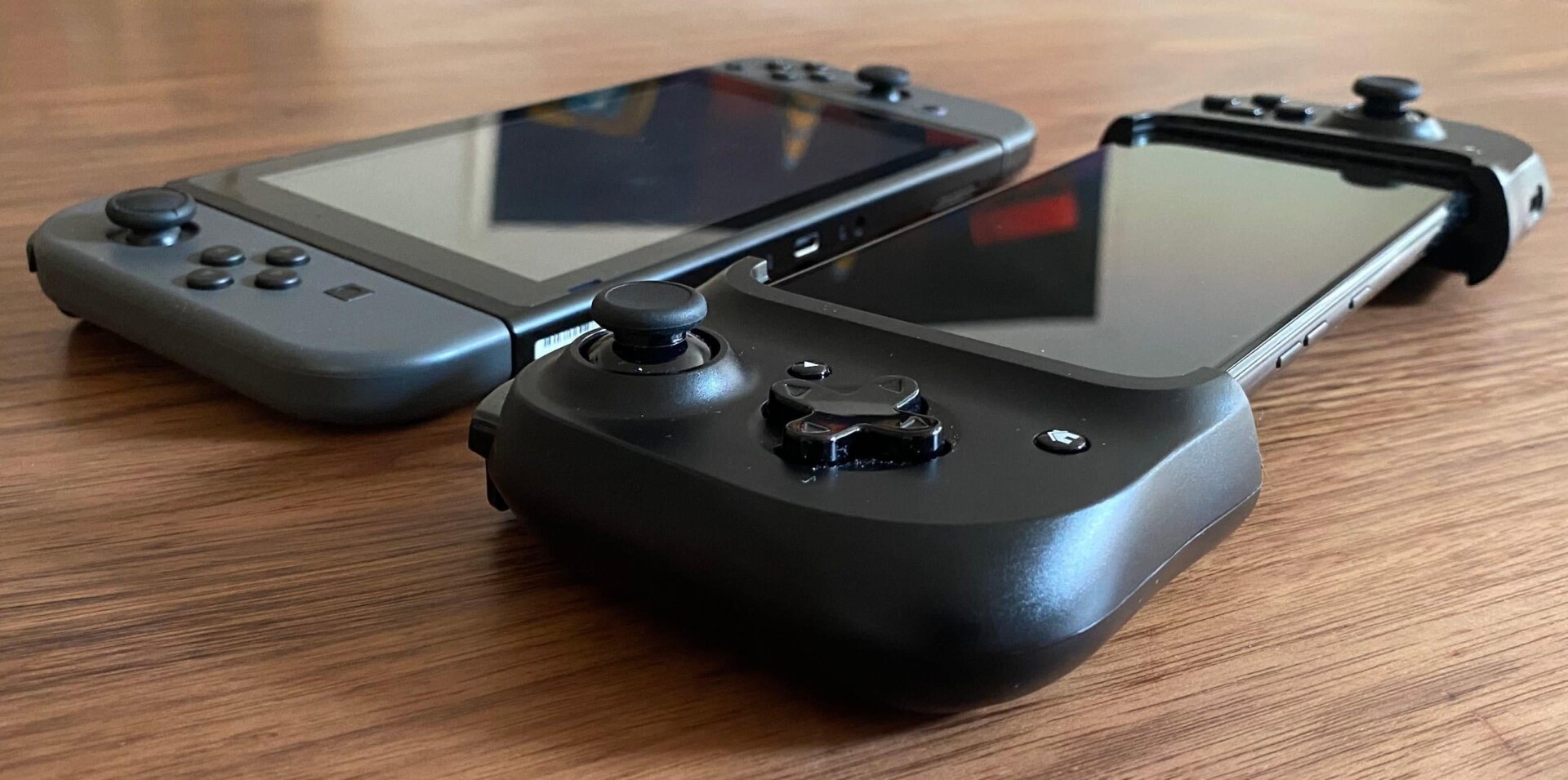 The Nintendo Switch (left) and Razer Kishi (right).