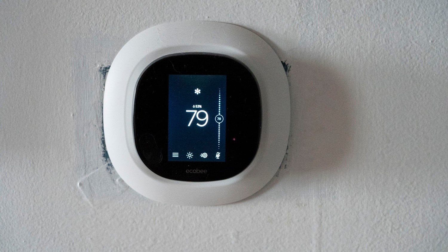 You can see the actual screen here, versus the bezel. It’s noticeable but not the end of the world.