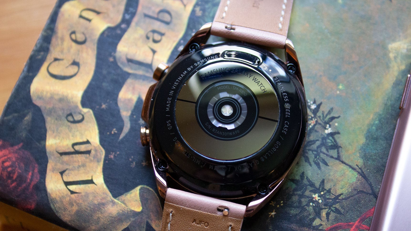 A look at the sensors. You’ve got the typical accelerometer, barometer, gyroscope, optical heart rate sensor, built-in GPS, NFC, and now, ECG sensors.