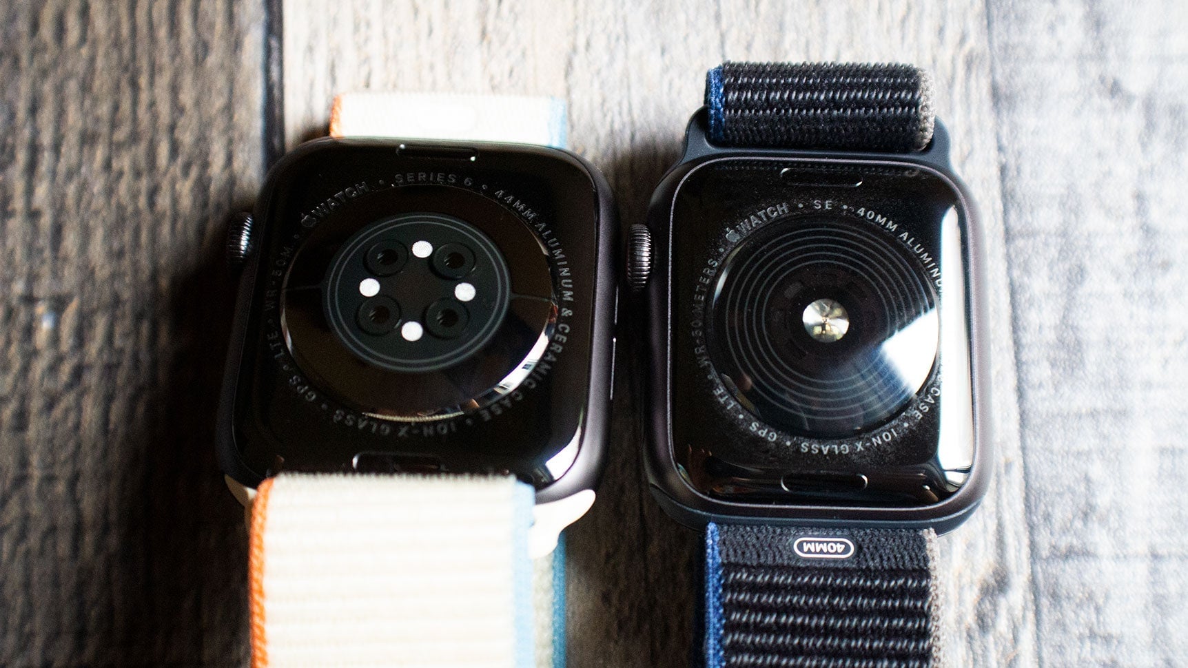 The Series 6 (left) has an electrical heart sensor and the SpO2 sensor. The Watch SE (right) doesn’t. 