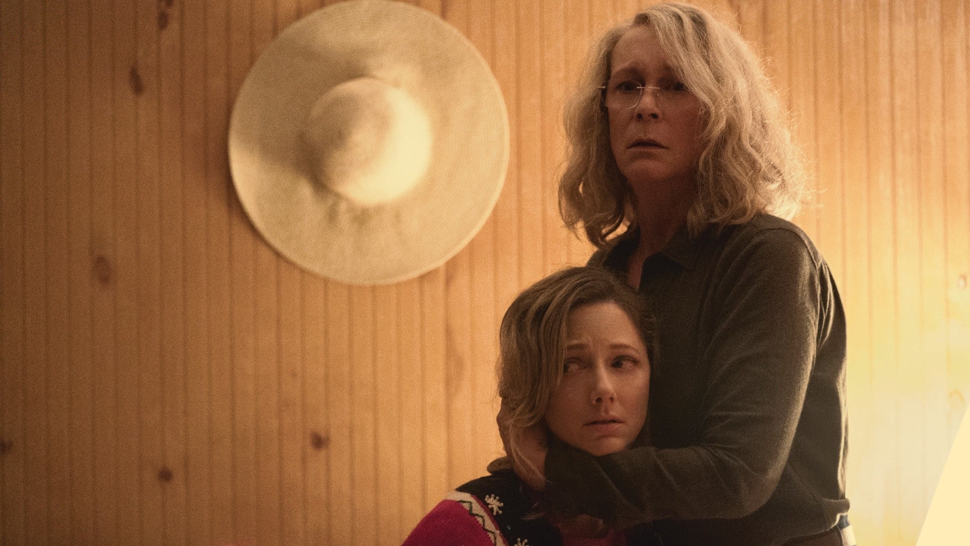 Laurie Strode (Jamie Lee Curtis) and her daughter, Karen (Judy Greer), in Halloween.