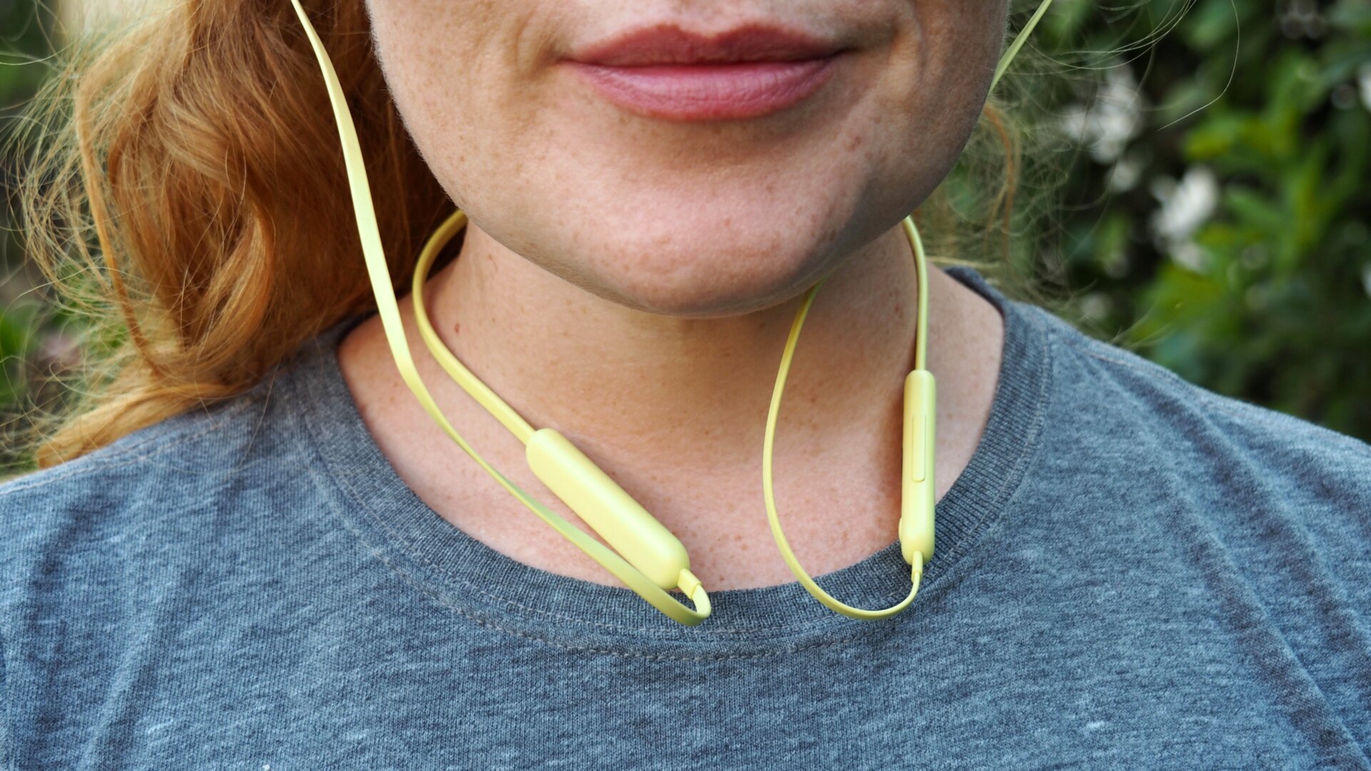 The cord is lightweight and the controls on each side balance each other out.